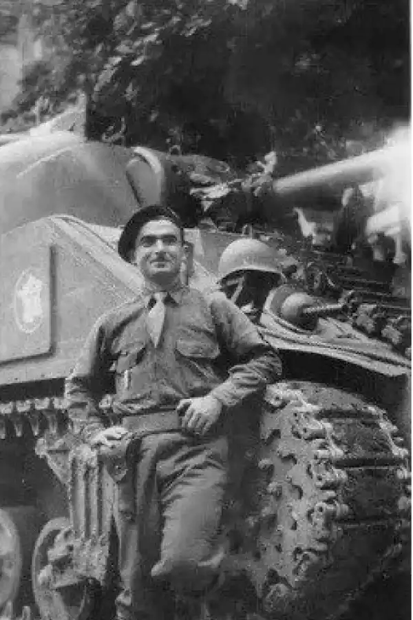 EL DÍA DE LA LIBERACIÓN DE PARÍS. El 25 de agosto de 1944 entró a la capital francesa a bordo de su tanque.