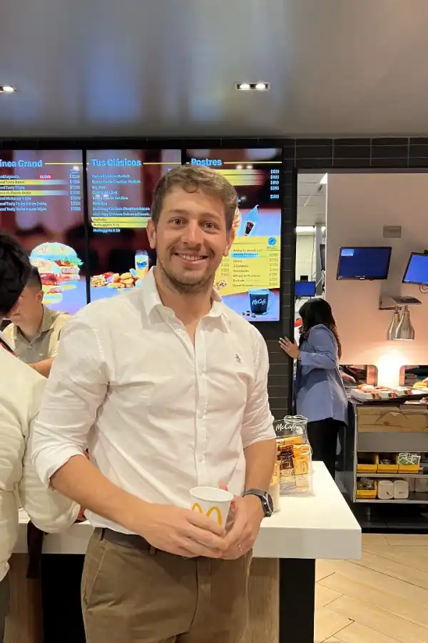 MUCHO SABOR. Maxi Buffo disfrutó de una bebida en la reunión. 