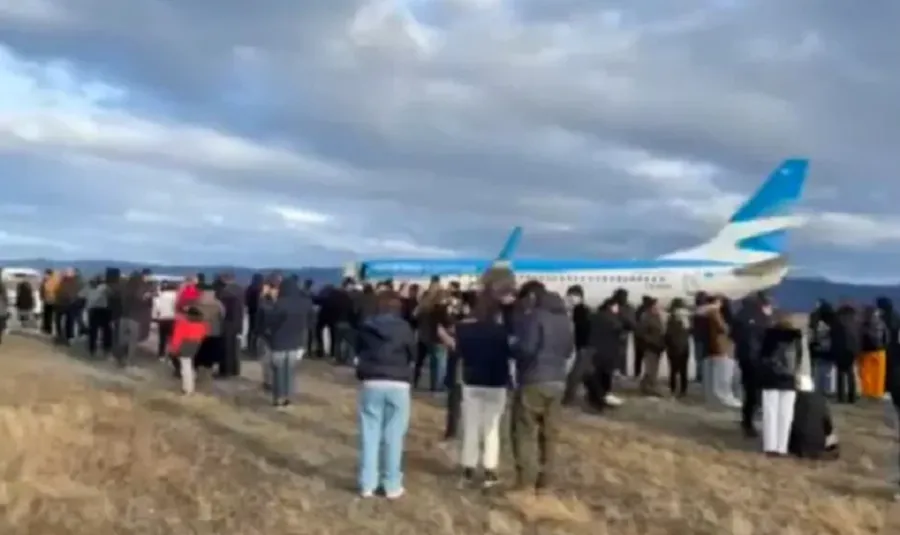 Amenaza de bomba en un avión de Aerolíneas: Marcelo Polino y Carmen Barbieri, entre los pasajeros enfurecidos