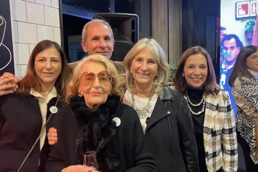 CELEBRACIÓN. Lula López de Frías, Magdalena Paz de Buffo, Zulita Paz de Guyot, Gustavo Paz y Mónica Frías estuvieron en McDonalds para el brindis por los 25 años de la inauguración de su primer local.