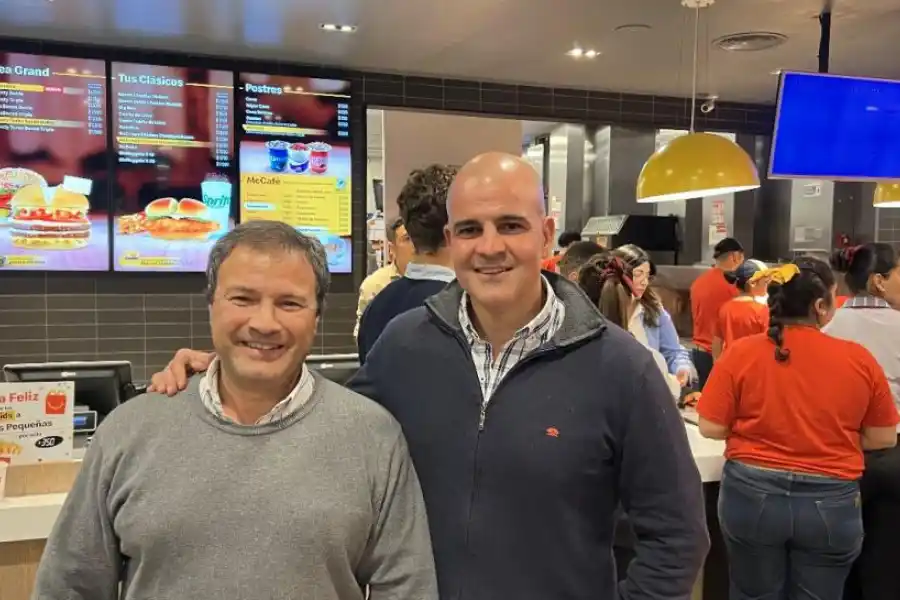 UN MOMENTO PARA COMPARTIR. Jorge Chein y Diego Falibene, en un local repleto de gente, como habitualmente ocurre.