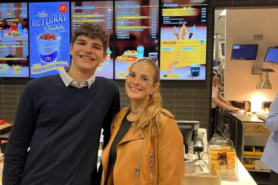 LISTOS PARA PEDIR. Gerónimo y Trinidad Safarsi probaron nuevos sabores en una noche distinta.