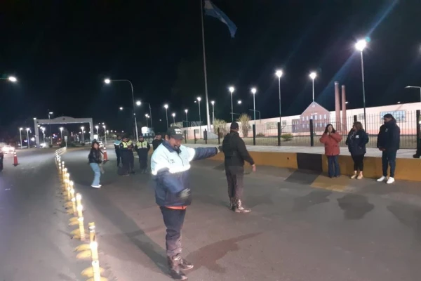 Lesionan a una agente en un intento por evitar el secuestro de un auto