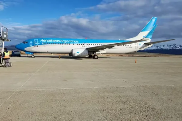 Un legislador libertario fue demorado por una falsa “amenaza” de bomba en un vuelo de Aerolíneas