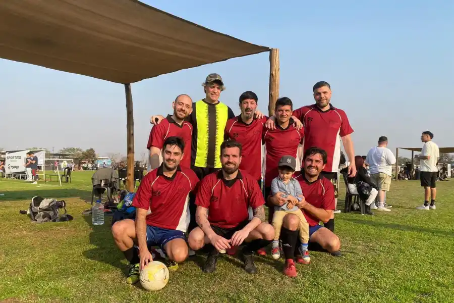 EN LAS CAÑAS. Rougés posa junto a su hijo Fernando y al plantel de Quebrachal.