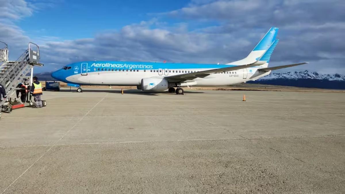 El avión de Aerolíneas Argentinas demorado en el sur (foto: @agustcot)