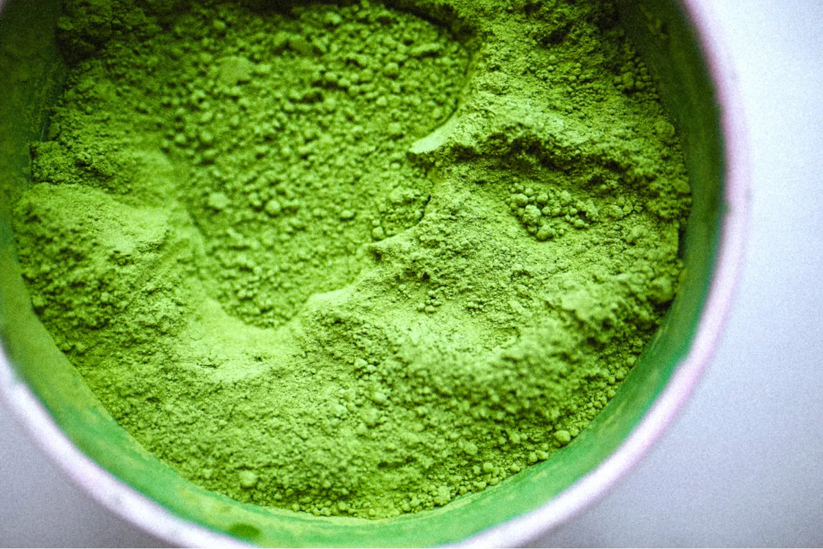 El té matcha puede mejroar nuestra calidad de sueño así como nuestra actividad cognitiva.