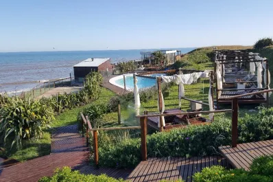 Nadie te juzga con la mirada: cuáles son las reglas de la playa nudista más antigua de Argentina