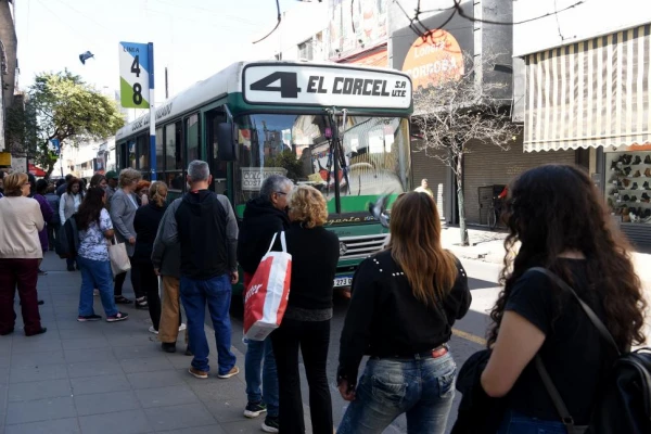 VIDEO. Empresas de colectivos reducen las frecuencias y la línea 11 busca dar el portazo