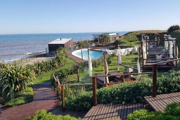 Nadie te juzga con la mirada: cuáles son las reglas de la playa nudista más antigua de Argentina