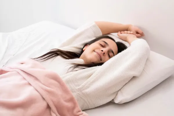 Dormir con o sin almohada: ¿qué es más saludable?
