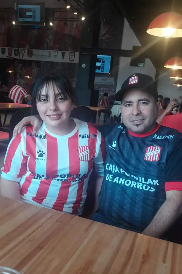 JUNTOS. Zoe Díaz y Sebastián Ignacio López posan con los colores de San Martín.