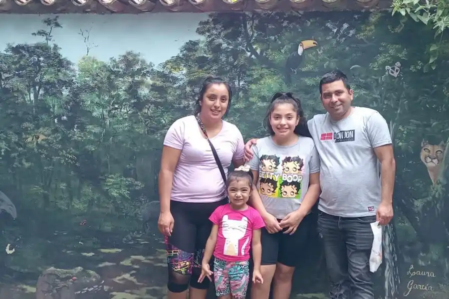 FAMILIA COMPLETA. Vanesa Díaz posa con Sebastián Robles y sus dos hijas Zoe y Vanesa (h).