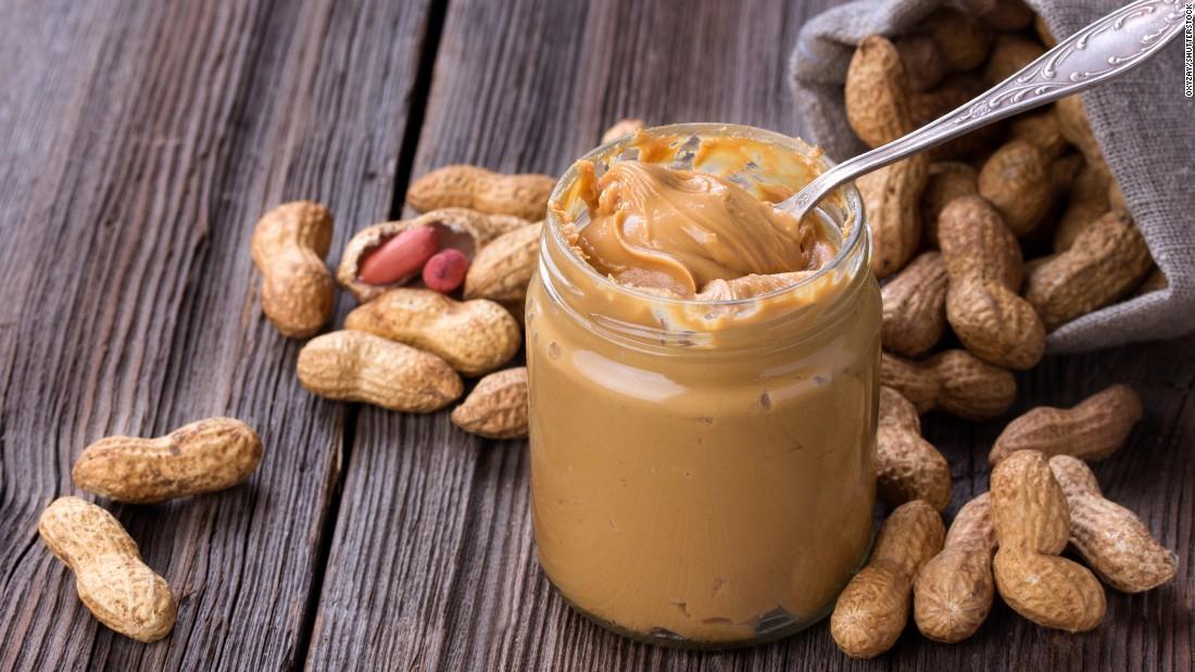 La pasta de maní es un alimento lleno de proteínas.