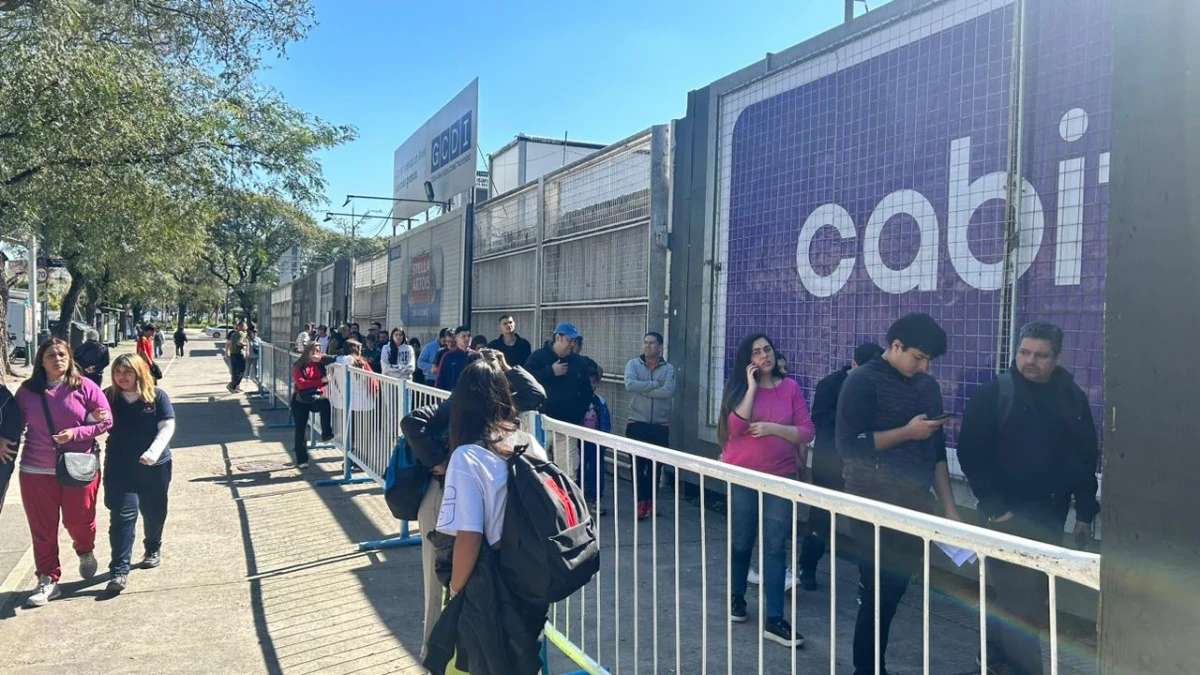 FILA. Los hinchas se acercaron al estadio para canjear sus códigos digitales por las entradas físicas.