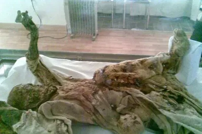 Escalofriantes imágenes de las momias extrañamente bien conservadas de un grupo de mineros en Irán