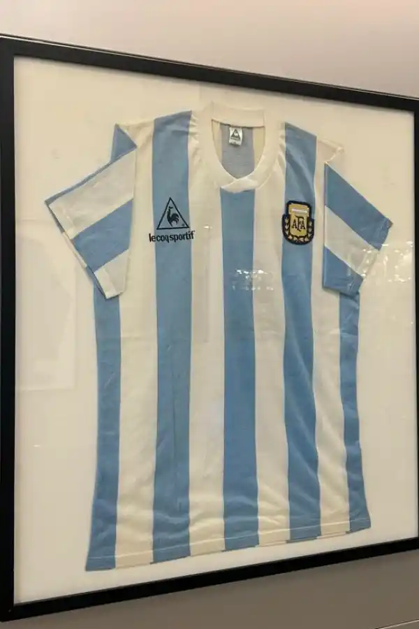 HISTÓRICA. La camiseta con la que la selección argentina se consagró en México 1986.
