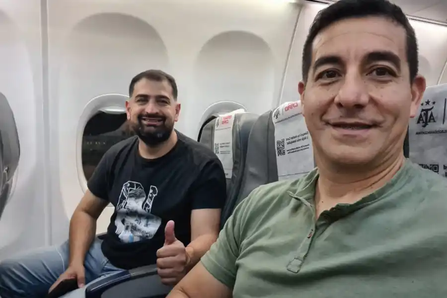 EN VIAJE. Sadir y Véliz se tomaron una selfie en el avión.