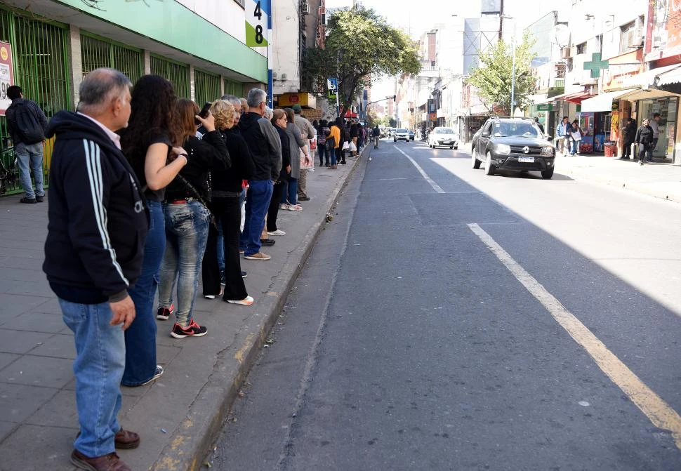 LO QUE SE VIENE. Habrá largas esperas en las paradas. 