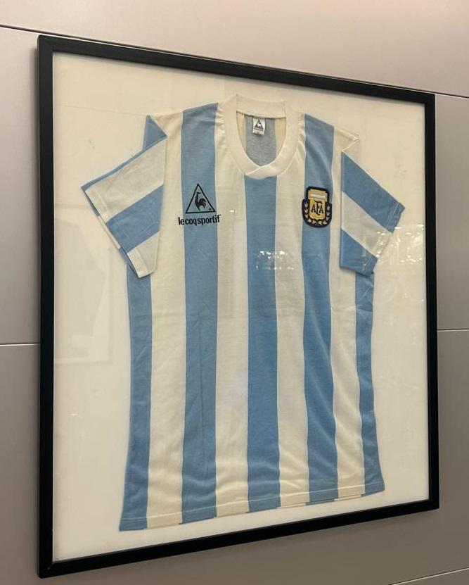 HISTÓRICA. La camiseta con la que la selección argentina se consagró en México 1986.