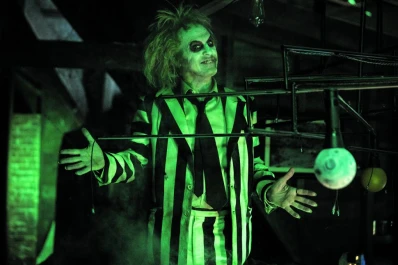 “Beetlejuice” vuelve de la mano de sus mismos intérpretes