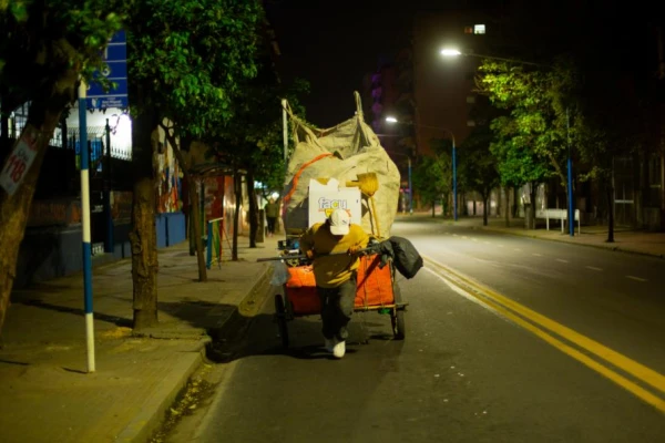 Según especialistas, se consolida la venta de comida de la basura como una forma de subsistencia solidaria