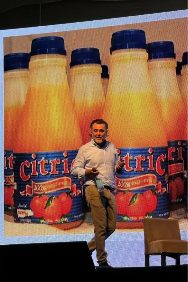 EN EL ESCENARIO DE ENDEAVOR. Santiago Padilla, empresario promotor de Citric, diserta en el Campus de la Unsta. / GENTILEZA DE FLORENCIA MALMIERCA