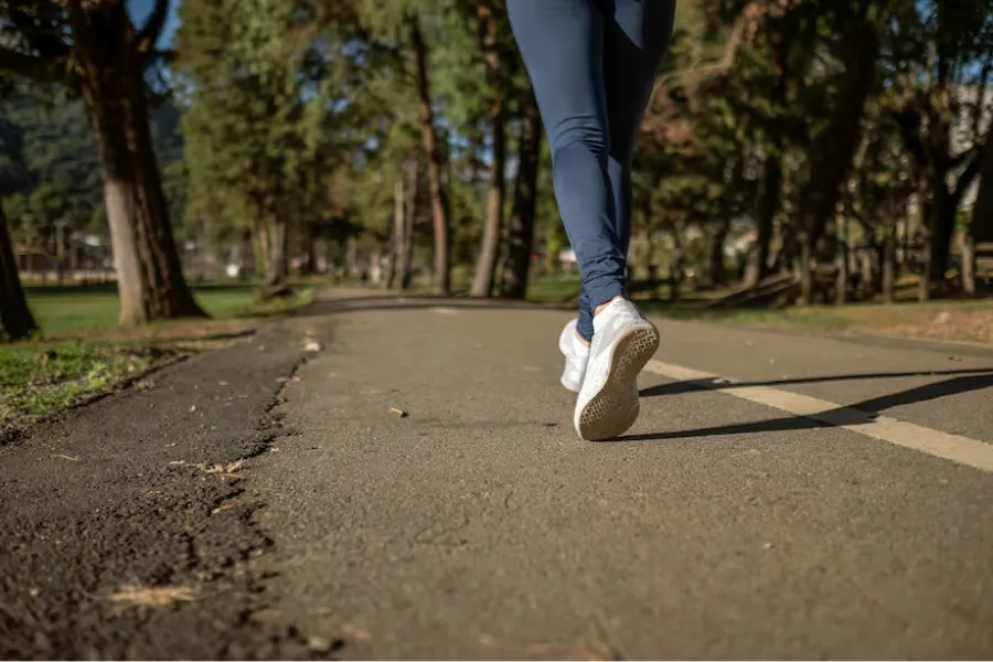 Caminar es uno de los ejercicios recomendado para cuidar la salud