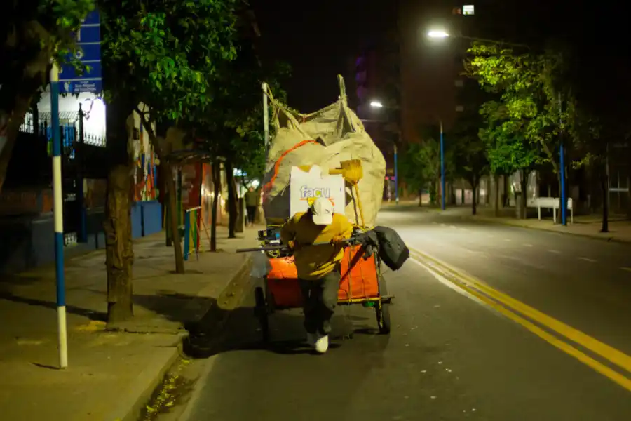 Popi recorre entre 15 y 20 kilómetros diarios en busca de cartón, vidrios, metales e incluso alimentos de la basura que pueda consumir o vender.