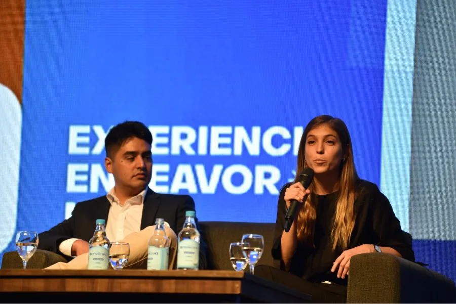 CIENCIA Y NEGOCIOS. Guadalupe Murga, fundadora de Sylvarum, explica su proyecto en el escenario de la Unsta. / INÉS QUINTEROS ORIO, LA GACETA