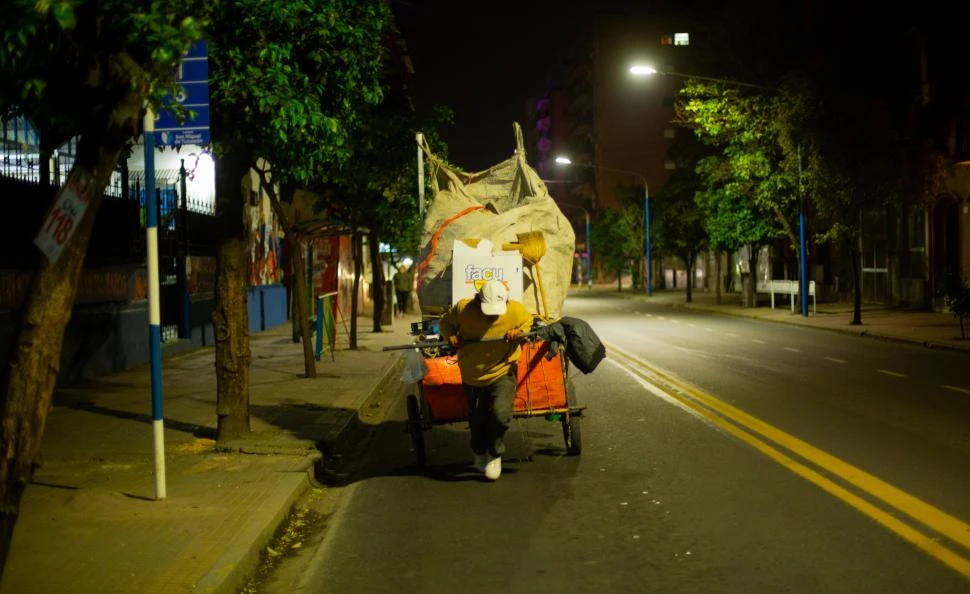 RECORRIDO. Los recuperadores urbanos pueden recorrer hasta 20 kilómetros por día buscando chatarra, cartón, vidrio y plásticos, pero también alimentos vencidos o que puedan ser recuperados de la basura.