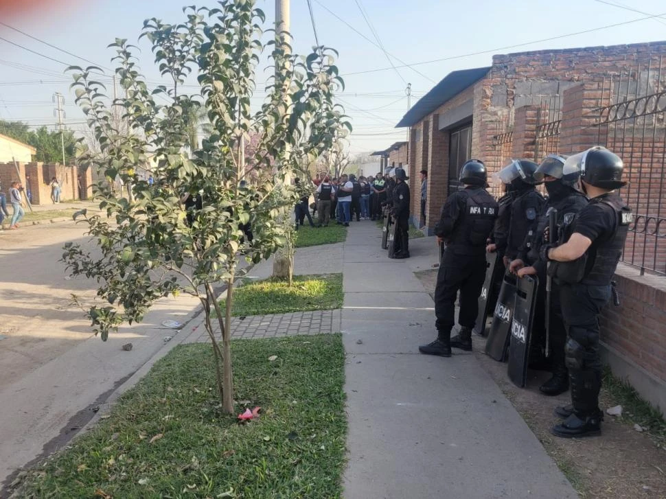 MÁXIMA TENSIÓN. Una guardia policial protege a la familia del acusado desde el lunes, día en el que se registró el homicidio del pequeño “Juanjo”.