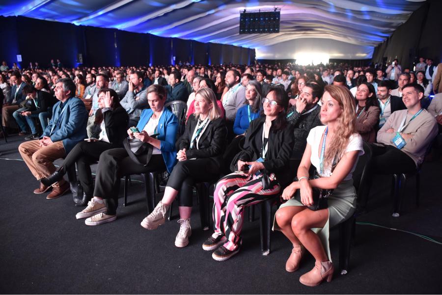 EN EL INTERIOR DE LA CARPA. La audiencia convocada por la Experiencia Endeavor 2024. / INÉS QUINTEROS ORIO, LA GACETA