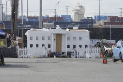 Un hombre en situación de calle construyó una réplica de la Casa Blanca a modo de protesta