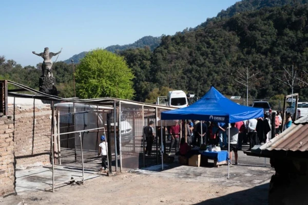 Tras el incendio, dieron gazebos a puesteros en El Indio