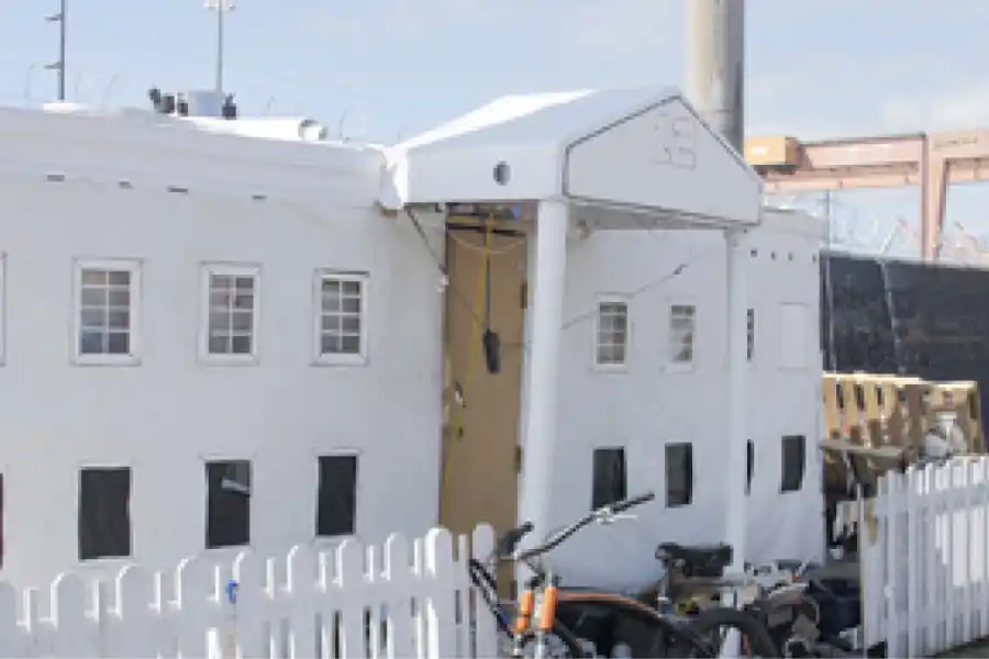 Danny reprodujo la fachada de la Casa Blanca a modo de protesta.