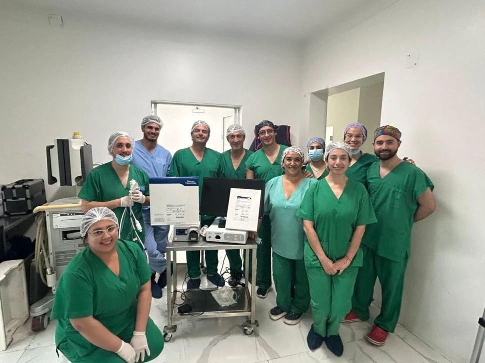 EL EQUIPO. Médicos y asistentes posan después de haber hecho la cirugía con el dispositivo llamado spyglass.