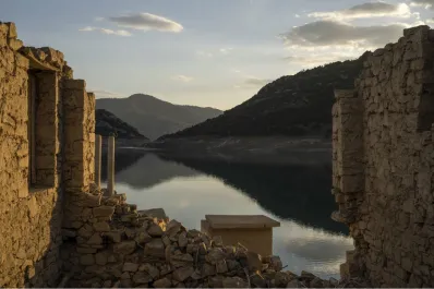 Una impresionante ciudad griega sumergida bajo el agua resurgió luego de la sequía que afecta al sur de Europa