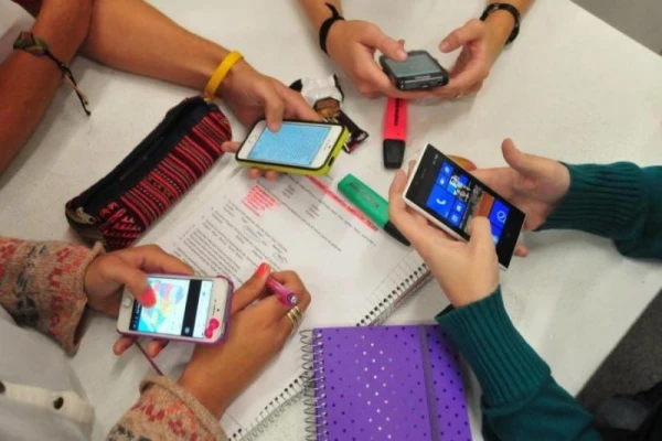 Educación propone regular, no prohibir, el uso del celular en las escuelas tucumanas