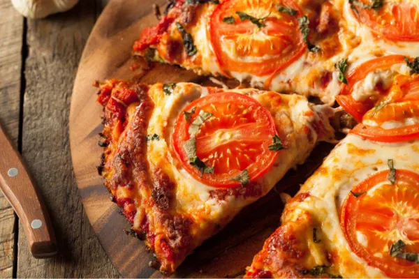Pizza sin harinas, crocante y súper fácil: la receta ideal para una cena sin culpas