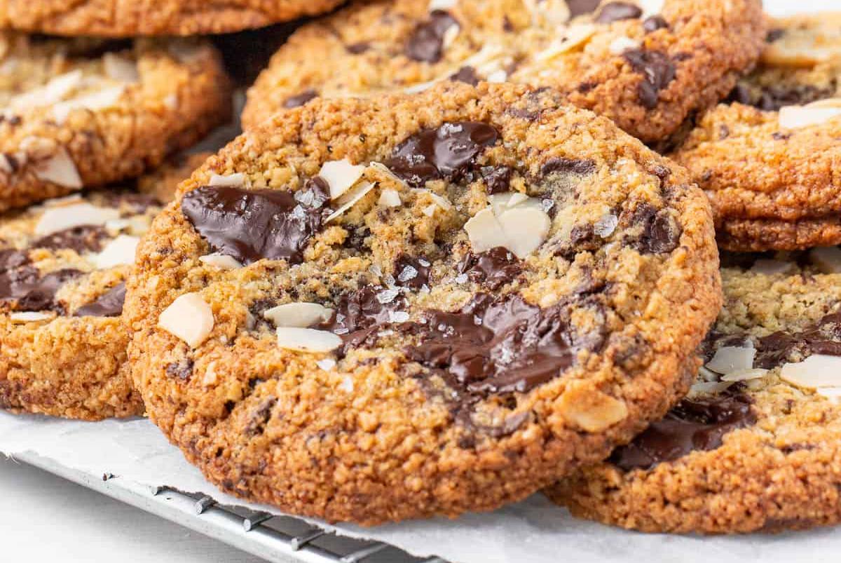 Galletas de almendras y chocolate en tan solo tres pasos.