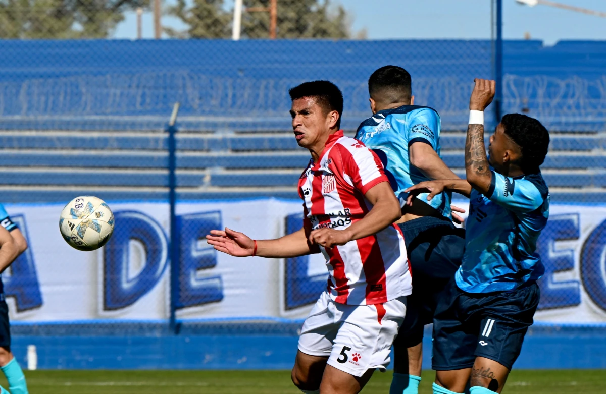 DISPUTADO. San Martín todavía no generó peligro en el estadio Raúl Conti.