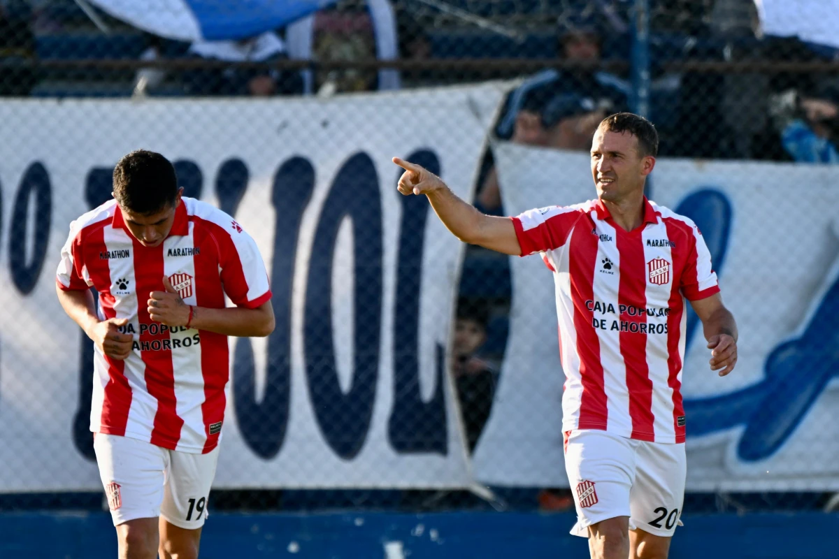 BUENOS INGRESOS. Nicolás Moreno generó la jugada del penal y Gonzalo Klusener lo cambió por gol.