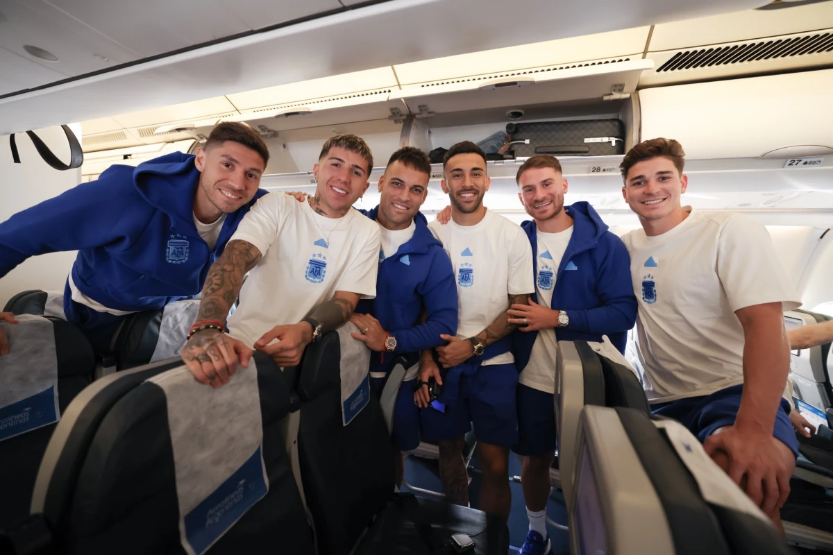 FELICES. Los futbolistas posan sonrientes durante el viaje rumbo a Barranquilla.