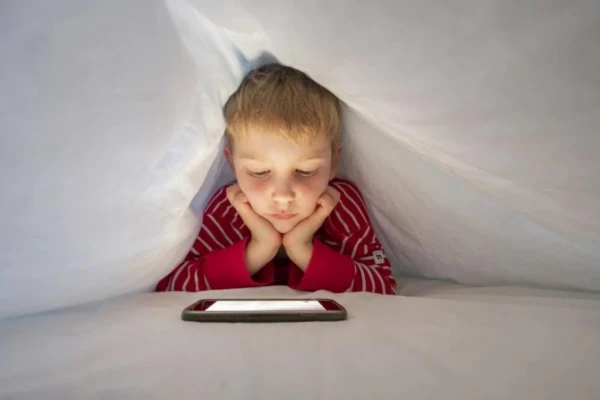 Haz lo que digo, pero no lo que hago: el dilema de los padres en la era de las pantallas