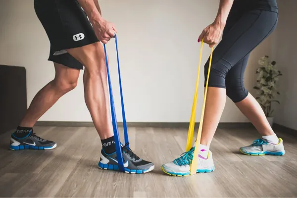 Cómo recuperar masa muscular después de los 50 con ejercicios con banda elástica