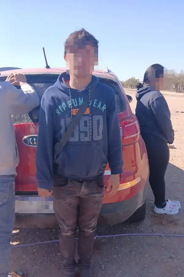 DEMORADOS. Los paraguayos cuando fueron identificados por la Policía.