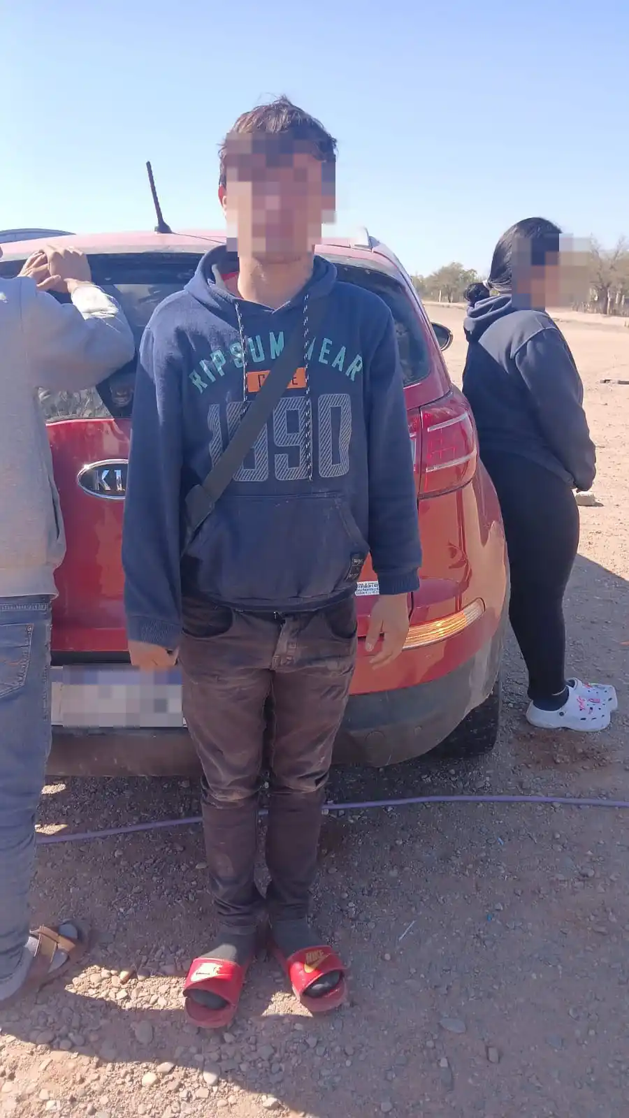 DEMORADOS. Los paraguayos cuando fueron identificados por la Policía.