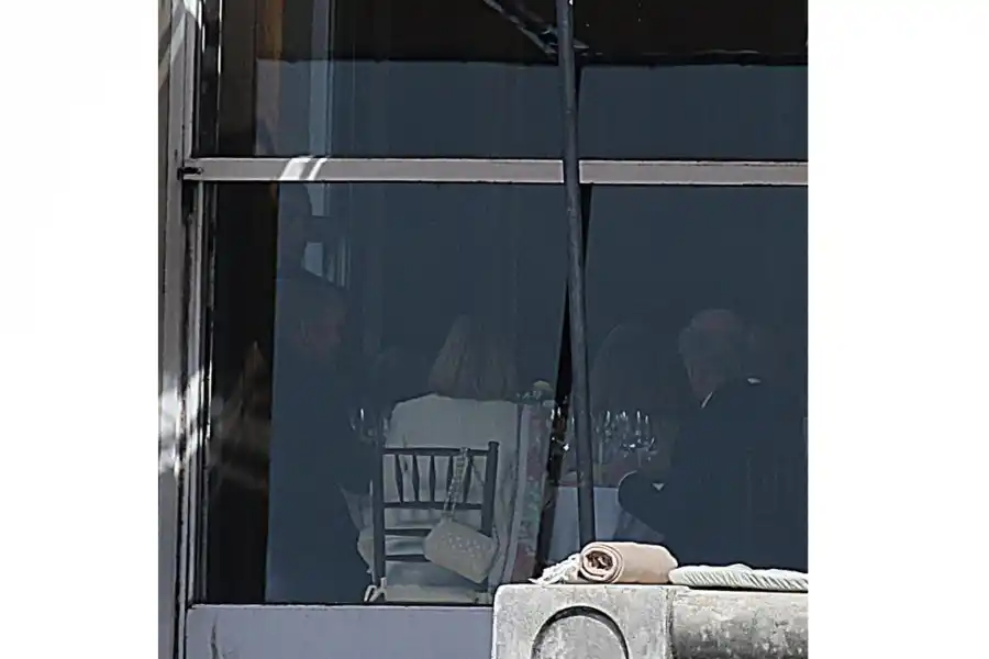 Máxima, con look sastrero blanco, en el cumpleaños de su madre.