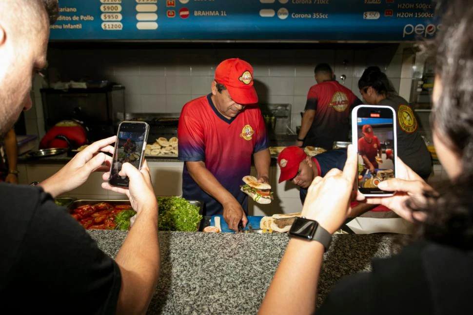 PROTAGONISTA. El ritual de la milanesa cautiva a todos.